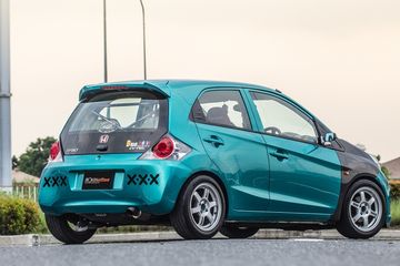 Modifikasi Honda Brio Satya Merah. Enggak Cuma Bodi, Modifikasi Honda Brio Lama Ini Juga Suguhkan