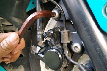 Baut Kunci 10 Berapa Mm. Bongkar Sendiri Rem Yamaha NMAX, Cukup Siapkan 4 Kunci