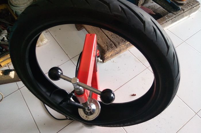 Cara Tambal Ban Tubeless. Kabar Gembira, Ada Cara Baru Tambal Ban Tubeless, Udah Gak