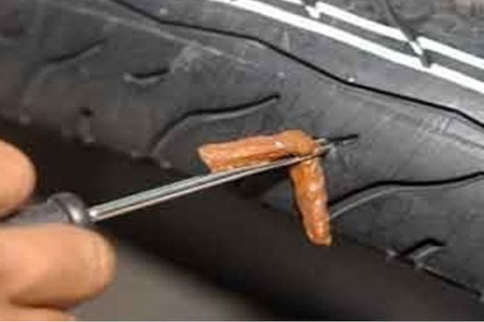 Cara Menambal Ban Tubles Yang Benar. Tambal Ban Tubeless Dengan Ditusuk Atau Tiptop, Ini Cara Yang