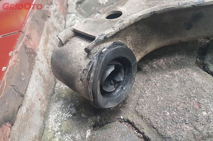Efek Bosh Arm Rusak. Cuma Digoyang, Ketahuan Kalau Bushing Swing Arm Motor Sudah