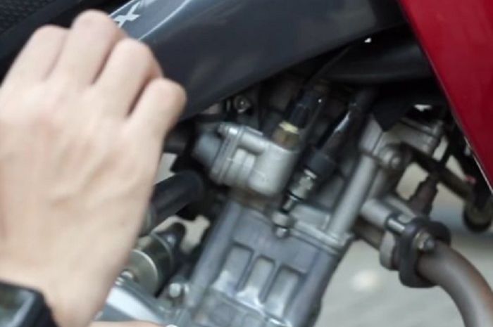 Cara Mengecek Busi Motor. Sering Disepelekan, Tonton Video Mengecek Busi Motor Injeksi