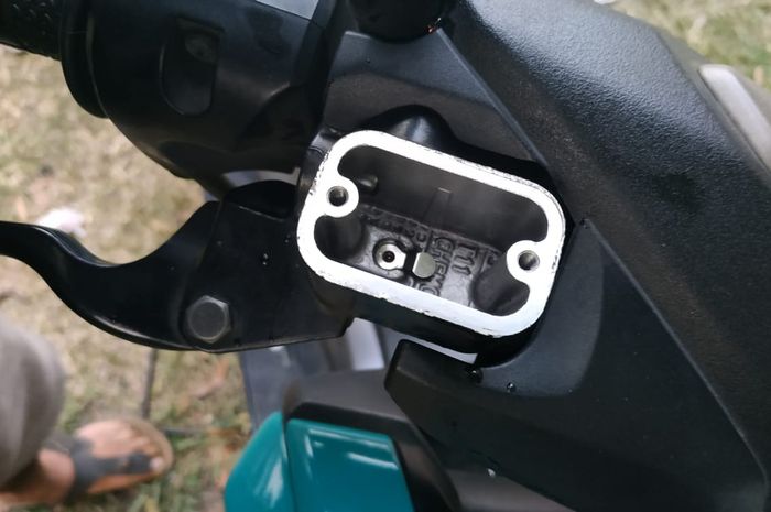 Biaya Kuras Minyak Rem Mobil. Mau Kuras Minyak Rem Secara Cepat Ala Mekanik Bengkel? Simak