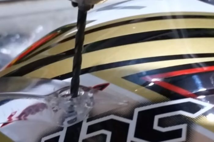 Cara Pasang Spoiler Mobil Tanpa Bor. Waduh! Pasang Spoiler Tambahan di Helm Malah Berbahaya, Kok