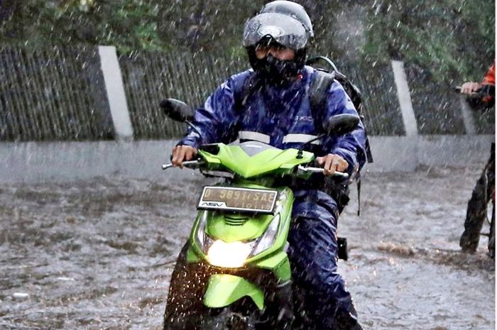 Cara Membuat Air Aki Dari Air Hujan. Ternyata Air Hujan Bisa Jadi Isi Ulang Aki Motor, Begini