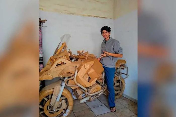 Cara Membuat Miniatur Motor Dari Kardus. Bikin Takjub, Motor BMW R 1200 GS Ini Terbuat Dari Kardus Bro