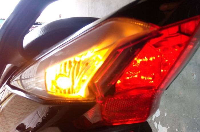 Komponen Yang Membuat Lampu Sein Berkedip Adalah. Perhatikan Komponen Ini, Jika Lampu Sein Motor Mati