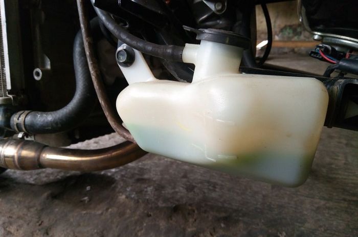 Air Cadangan Radiator Bertambah. Waspada! Ini Efek Isi Air Radiator di Reservoir Tank Berlebih