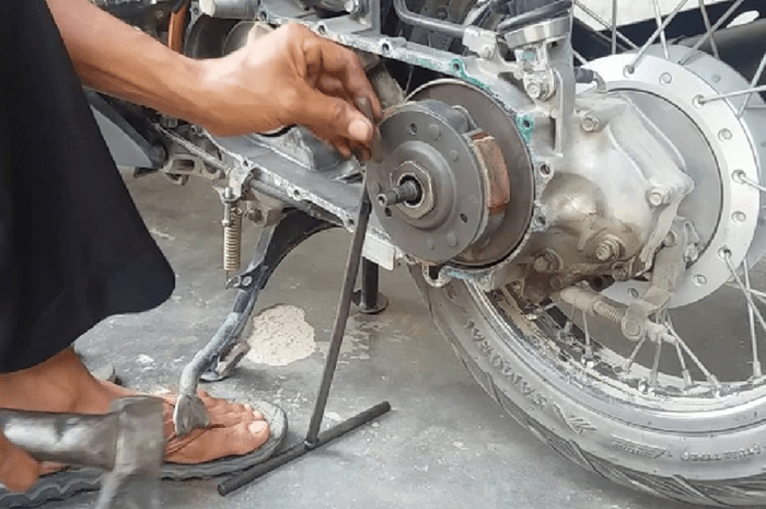 Tanda Tanda Kampas Ganda Habis. Jangan Sepelekan! Gejala Ini Tanda-tanda Kampas Ganda Motor