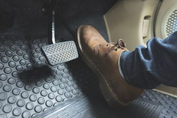 Penyebab Gas Mobil Nyangkut. Lakukan Ini jika Mengalami Gas Mobil Nyangkut dan Tidak Balik Lagi