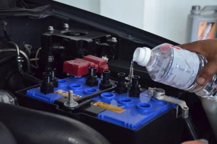 Cara Menguras Air Aki Mobil Yang Benar. Benarkah Menguras Air Aki Mobil Bisa Membuat Aki Kembali Sehat