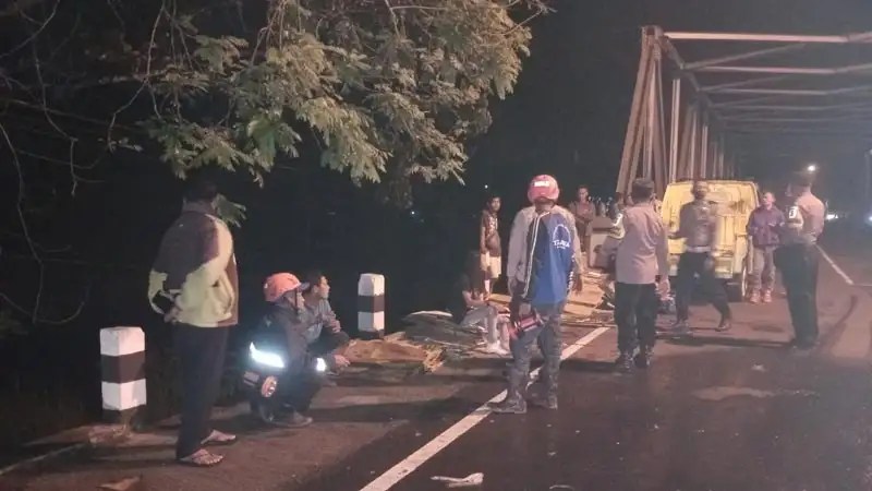 Mobil Pick Up Dari Kardus. Belum Diketahui Sebabnya, Muatan Kardus Terbakar Saat Diangkut