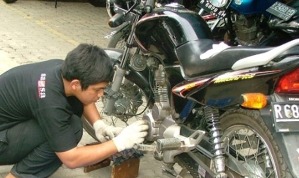 Cara Setel Klep. Tips Motor: Cara Setel Klep Sendiri, Contoh Honda Megapro