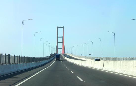 Foto Naik Mobil Malam Hari. Jembatan Suramadu di Foto Dari Dalam Mobil