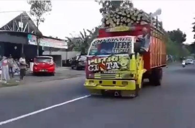 Rem Angin Mitsubishi Canter. Dimodifikasi, Rem Angin Truk Ini Mengeluarkan Suara yang Kocak