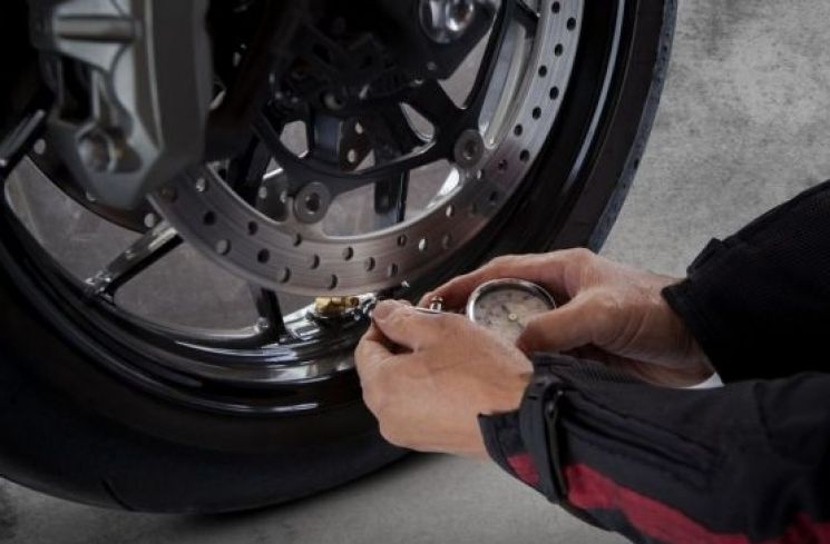 Cara Menambal Ban Tubles Sendiri. Biar Tak Kudet, Ternyata Ada 3 Cara Menambal Ban Motor
