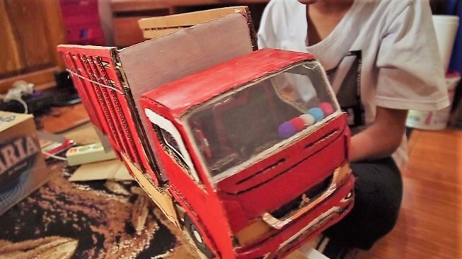 Cara Buat Bus Dari Kardus. Hebat, Anak SMP Ini Sulap Kardus Bekas Jadi Barang Berkelas