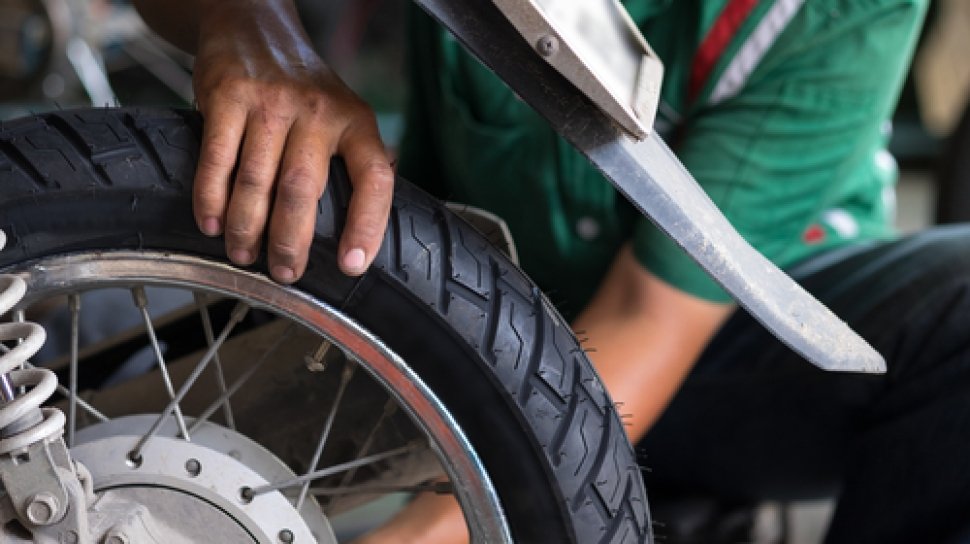 Cara Menambal Ban Tubles Sendiri. Heboh Tambal Ban Tubeless dengan Alat Sederhana Ini, Malah