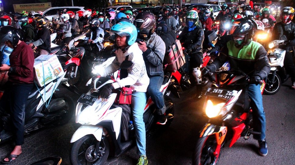 Cara Menghidupkan Lampu Mobil. Menyalakan Lampu Motor Selain Wajib, Ini Manfaatnya