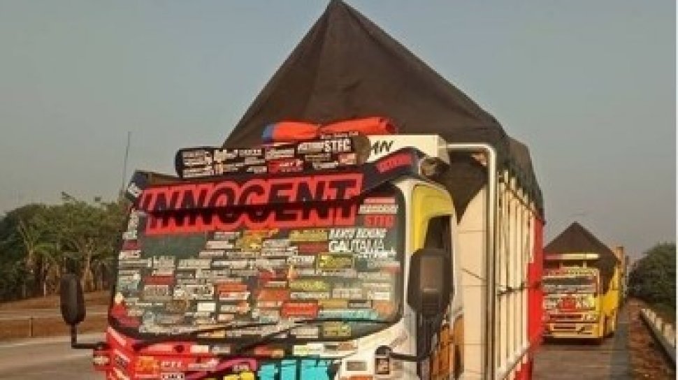 Stiker Kaca Truk Keren. Kaca Truk Pelat AD Ini Penuh Stiker, Warganet: Emang Bisa Lihat