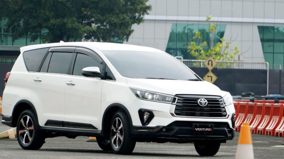 Apakah Innova Reborn Sudah Immobilizer. Alasan New Kijang Innova Tipe G Belum Pakai Smart Keyless-Start