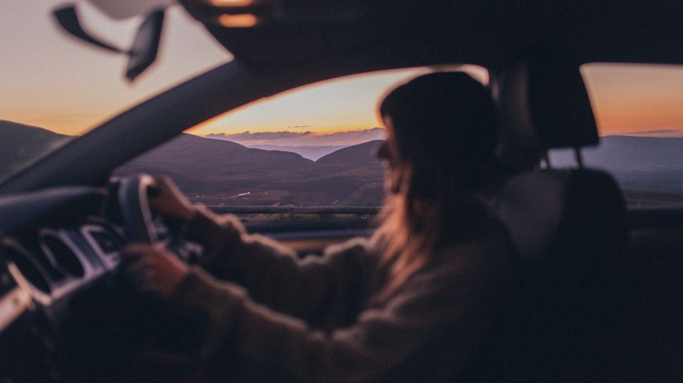 Gambar Tangan Nyetir Mobil. Takut Kena Sinar Matahari, Penampilan Ibu Ini saat Menyetir Mobil