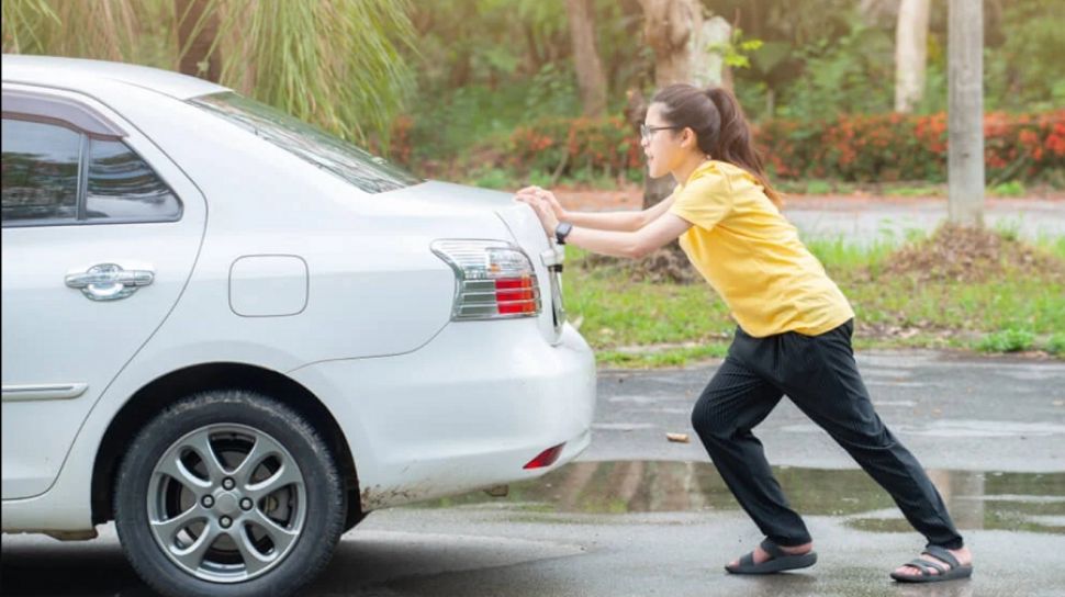 Cara Dorong Mobil Mogok. Tak Banyak yang Tahu, Begini Cara Tepat Dorong Mobil yang