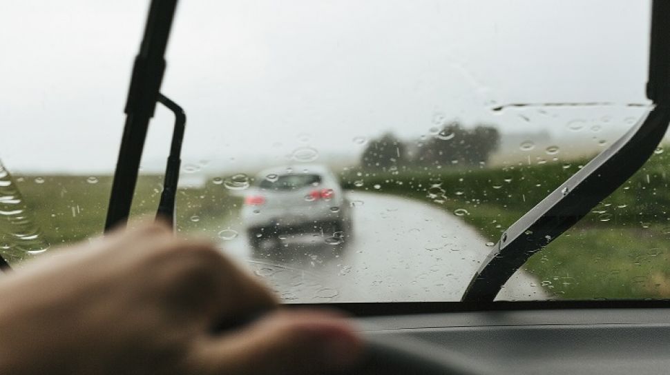 Air Untuk Wiper Mobil. Awas Keliru! Begini Cara Mengisi Air Wiper Mobil yang Benar dan