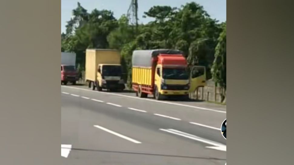 Ban Mobil Kena Paku. Paku Berserakan di Tol Bandar Selamat Bikin Ban Mobil Bocor