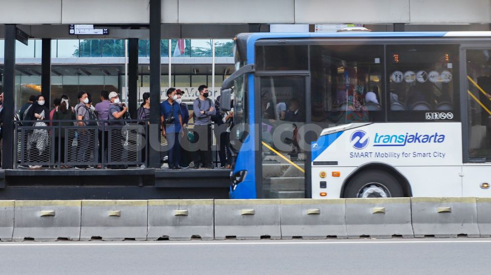 Petugas Layanan Bus Transjakarta. TransJakarta Buka Rekrutmen 1.801 Petugas Layanan Operasi, Ini