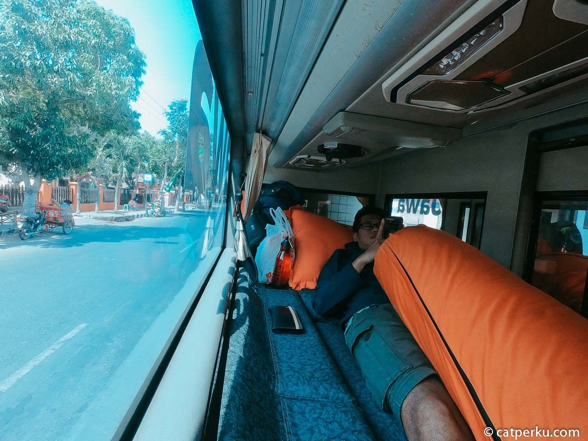 Interior Bus Sinar Jaya Double Decker. Naik Bus Double Decker Sleeper seperti Tidur di Hotel Capsul yang