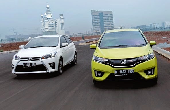 Kelebihan Dan Kekurangan Mobil Yaris 2010. Honda Jazz VS Toyota Yaris? Lebih Baik Mana Ya?