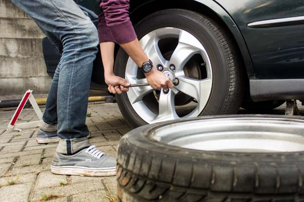 Cara Mengganti Ban Mobil. Cara Ganti Ban Mobil Paling Praktis: Terlengkap!