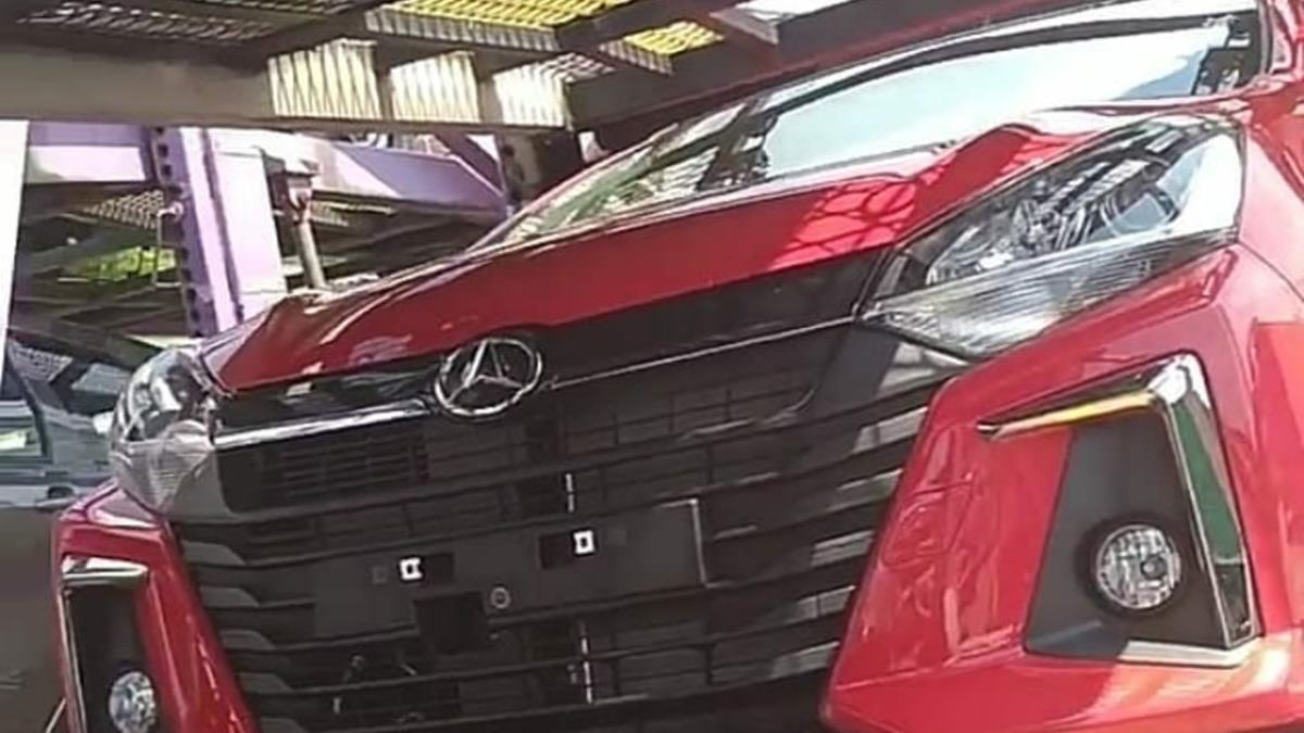 Gambar Mobil Ayla Warna Merah. Beredar Foto-foto Ayla Facelift, Daihatsu Bilang Begini
