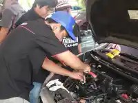 Cara Mengganti Busi Mobil Sendiri. NGK Ajak Komunitas Untuk Ganti Busi Sendiri