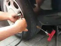 Ban Mobil Kena Paku. Langkah Awal Yang Perlu Dilakukan Ketika Ban Tertusuk Paku