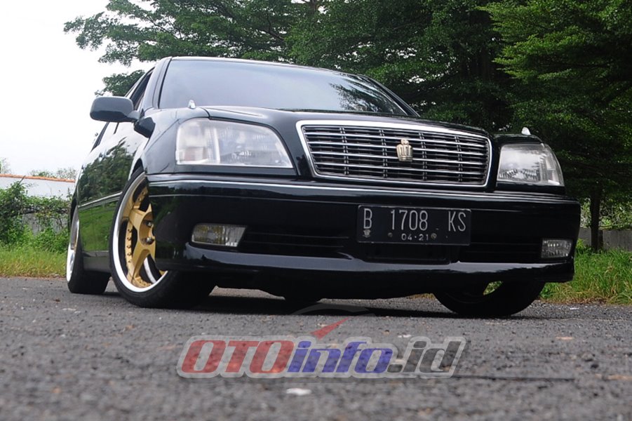 Modifikasi Toyota Crown Royal Saloon. Toyota Crown Royal Saloon Hybrid Series 2001 (Purwokerto