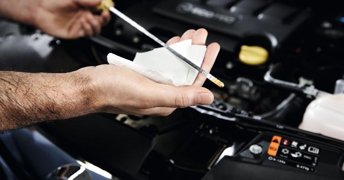 Cara Membaca Dipstick Oli Mobil. Cara Membaca Dipstick Oli Mobil, Perhatikan Kondisi Ini!