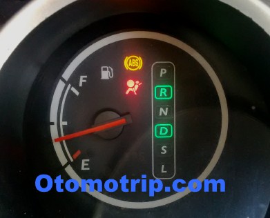 Cara Menyetir Mobil Matic Honda Jazz. Urutan Pedal dan Tuas Transmisi Mobil Matic – OtomoTrip