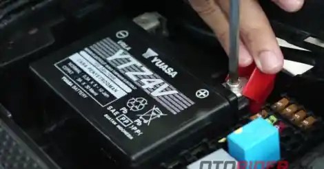 Kabel Aki Positif Dan Negatif Motor. Cara Melepas Aki Motor, Kutub Positif Dulu atau Negatif? Jangan