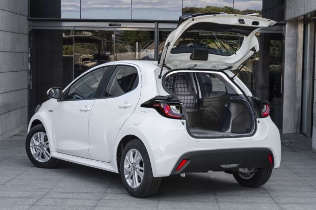 Cara Melepas Jok Belakang Yaris. Tanpa Jok Belakang, Toyota Yaris ECOVan Hybrid Punya Bagasi