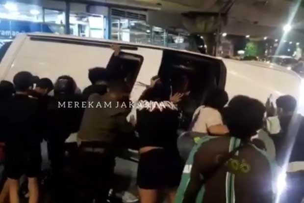 Foto Mobil Pajero Sport Putih. Mitsubishi Pajero Putih Terguling di Matraman Jaktim, Tidak Ada