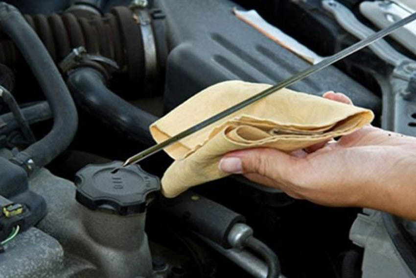 Cara Membaca Dipstick Oli Mobil. Cara Membaca Dipstick Oli Mobil dengan Mudah