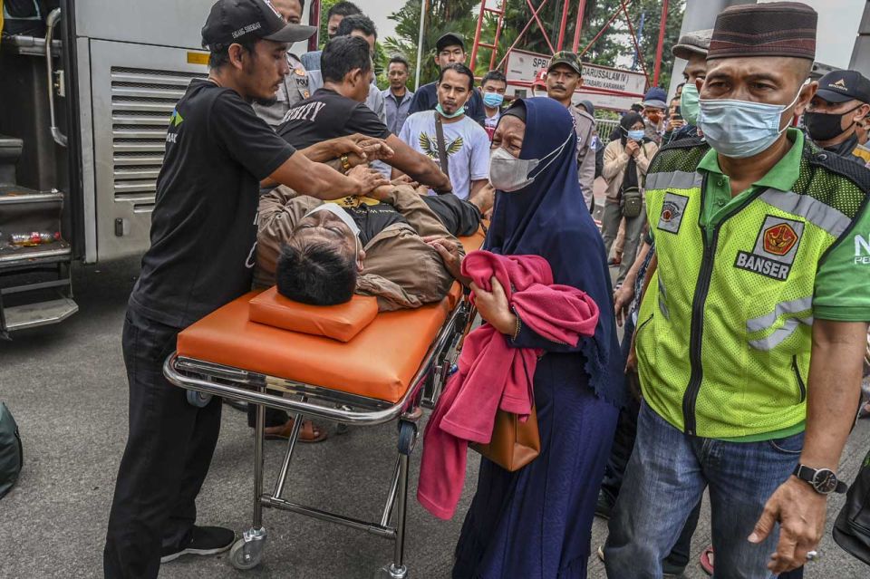 Gambar Bus Sinar Jaya. Penumpang Bus Sinar Jaya Ini Meninggal Dunia saat Mudik ...