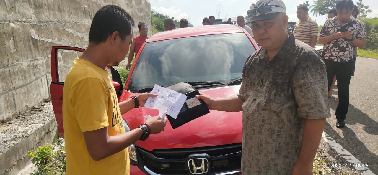 Mobil Brio Warna Merah. SEPEKAN HILANG, MOBIL BRIO MERAH DITEMUKAN WARGA