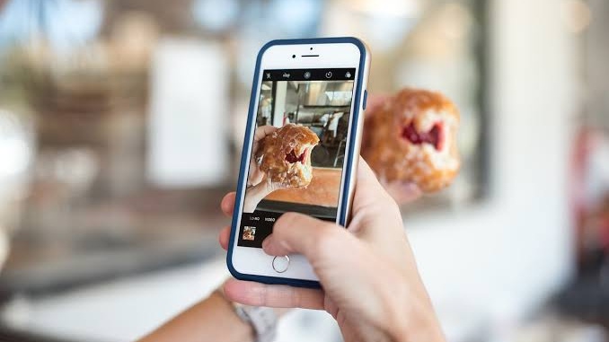 Foto Orang Di Dalam Mobil. Suka Selfie di Mobil dan Posting Foto Makanan, Butuh Pengakuan