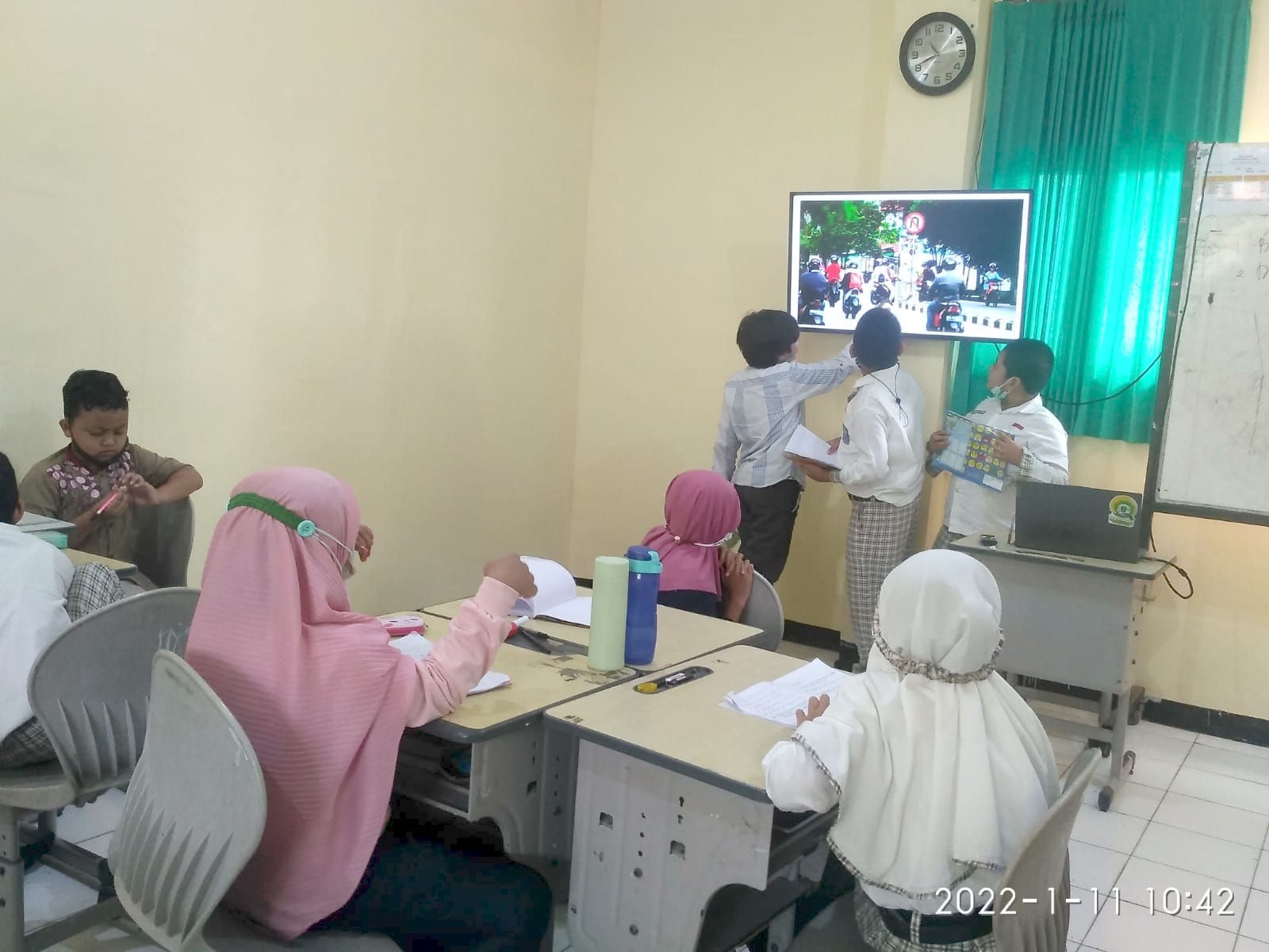 Tanda Dilarang Putar Balik. Serunya Diskusi Rambu Lalu Lintas: Menyelesaikan Masalah