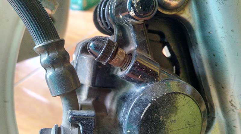 Cara Buang Angin Rem Cakram Belakang Motor. 3 Cara Mudah Rawat Baut Nepel, Rem Cakram Emoh Bagel