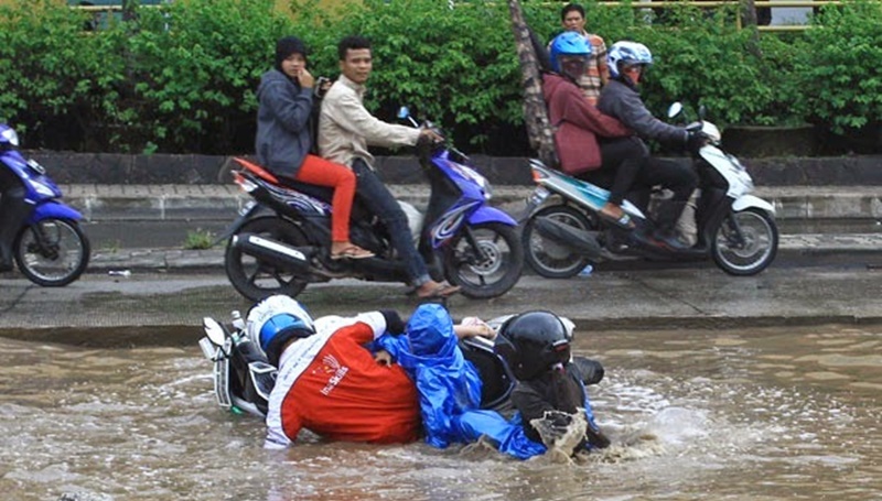 Orang Pakai Jas Hujan. 5 Bahaya Menggunakan Jas Hujan Ponco, Masih Mau Pakai