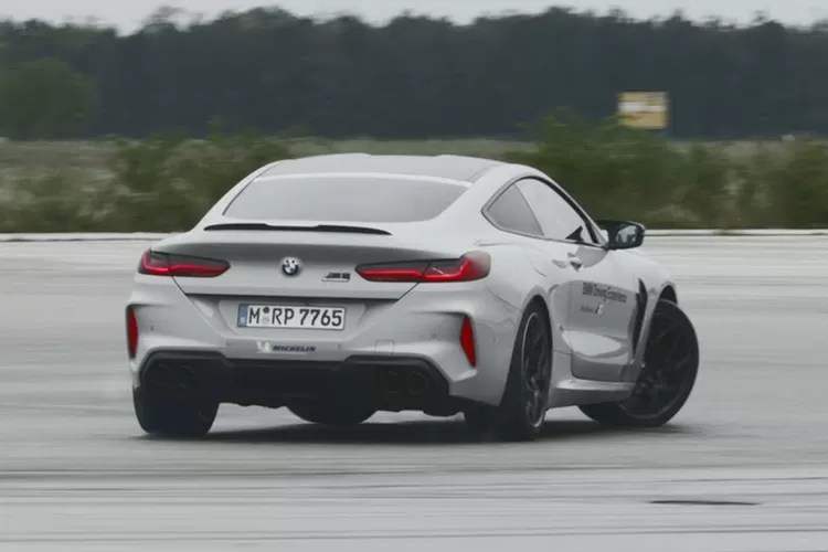 Cara Drift Mobil. BMW Perlihatkan Bagaimana Cara Melakukan Drift untuk Mobil